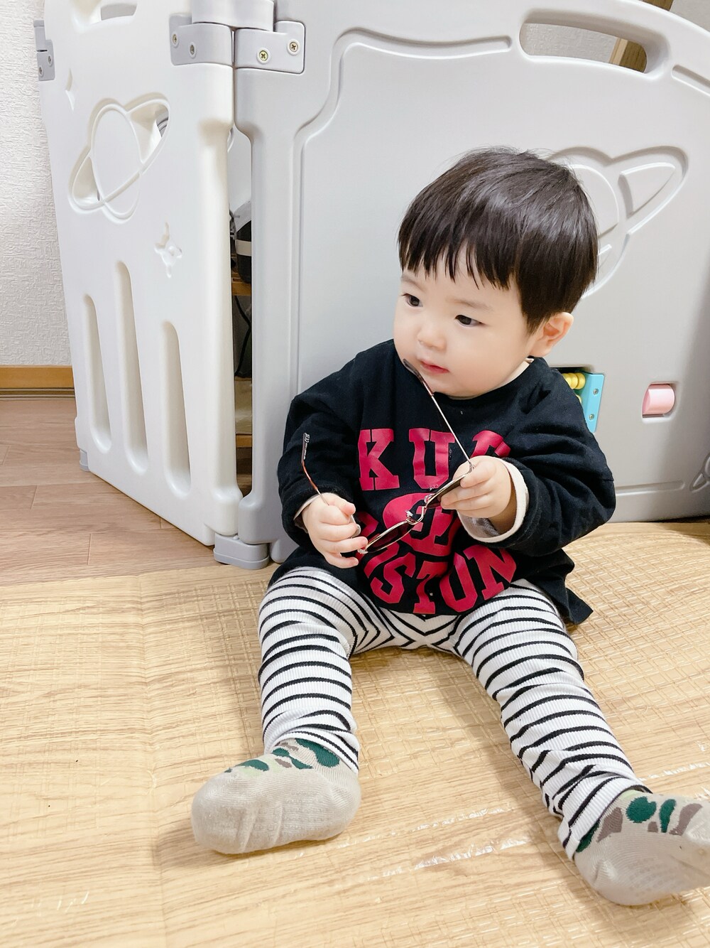 「キッズコーデ、キッズファッション、ロンT、春コーデ、こどもコーデ、むすこーで、1歳、男の子、男の子コーデ、プチプラ、プチプラコーデ、シンプルコーデ、シンプル、ボーダー、保育園コーデ」｜「PAIRMANON STREETの【PAIRMANON STREET】【リンクコーデ】【大人サイズ】アソート プリント 長袖 Tシャツ（Tシャツ/カットソー、ブラック系）」を使った、Nuts.22さん（キッズ・70cm）の春コーディネートの1枚目の写真