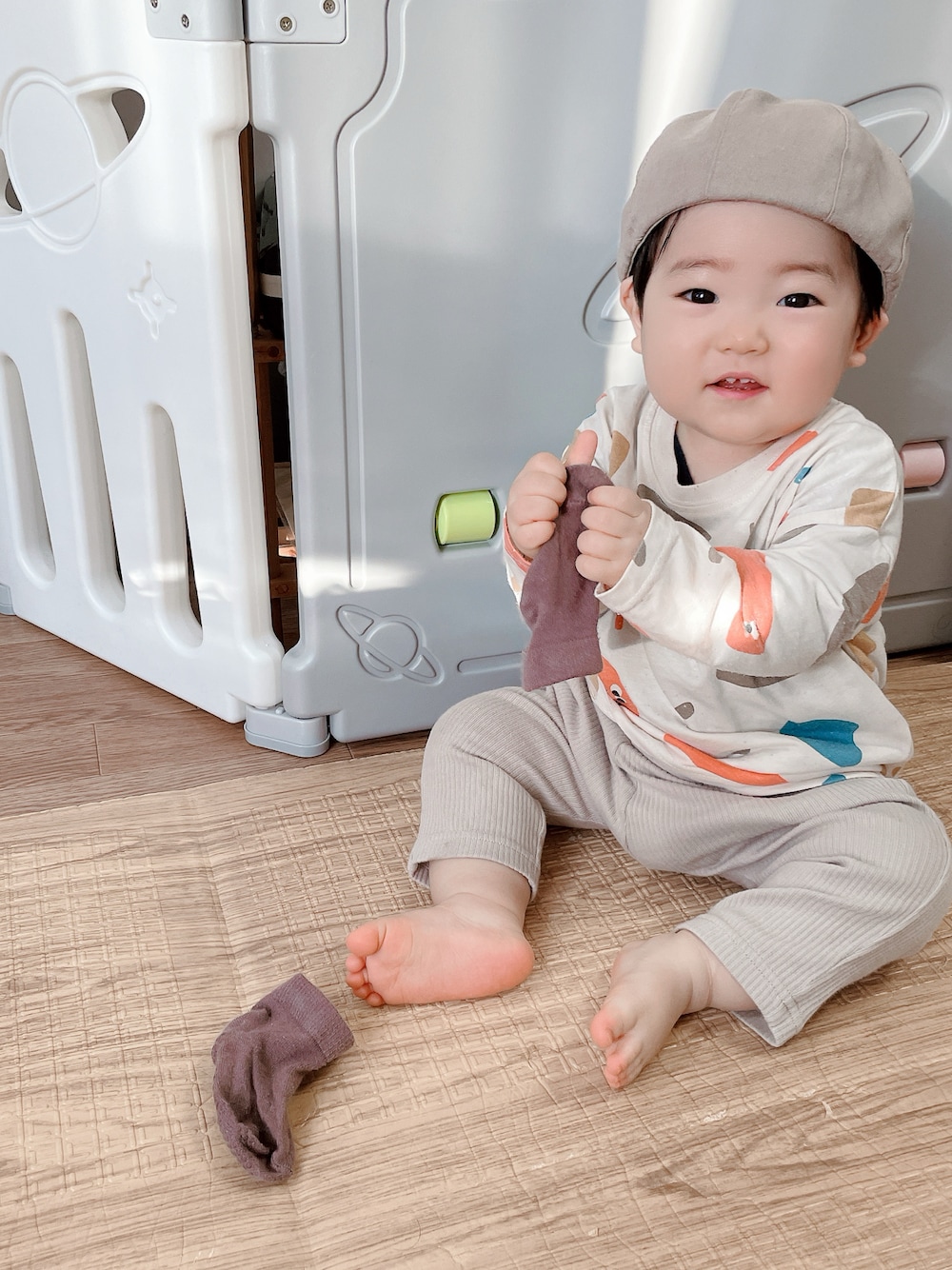 ベージュ系のパンツ、ベージュ系のママ＆ベビー、オレンジ系のその他ベビーウェアを着用したキッズの冬コーディネートの1枚目の写真