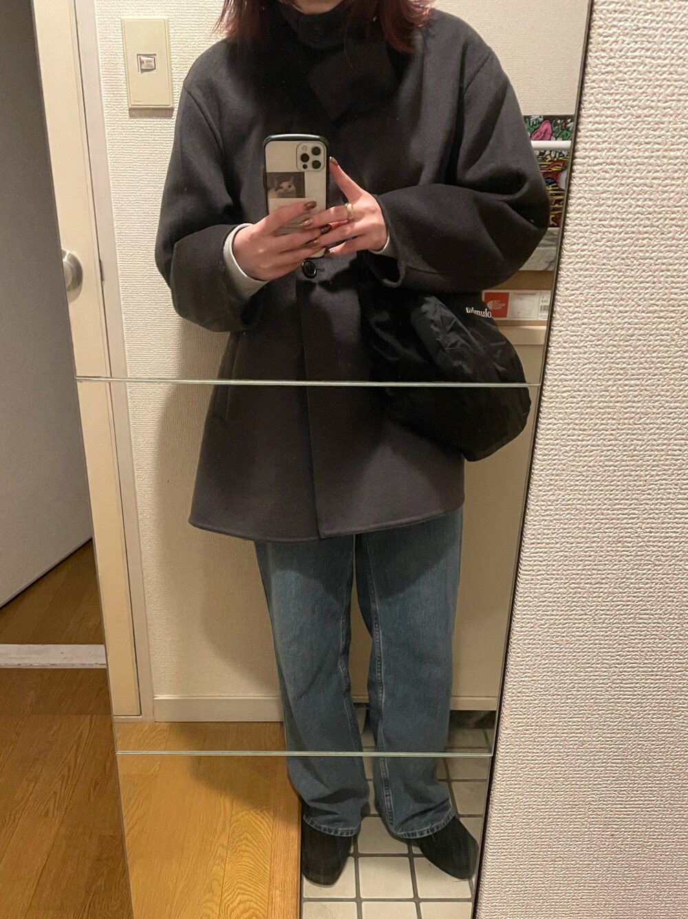 「休日コーデ、カジュアルコーデ、オトナカジュアル、シンプルスタイル、きれいめカジュアル、シンプル、UNIQLO、プチプラ、バギーパンツ、ポンチョ、カラーコート、ショルダーバッグ、clarks、ワラビー」｜「Columbiaの【Columbia】フォレスト　パッカブルショルダーバッグ（ショルダーバッグ、ブラック系）」を使った、yuさん（レディース・158cm）の冬コーディネートの1枚目の写真