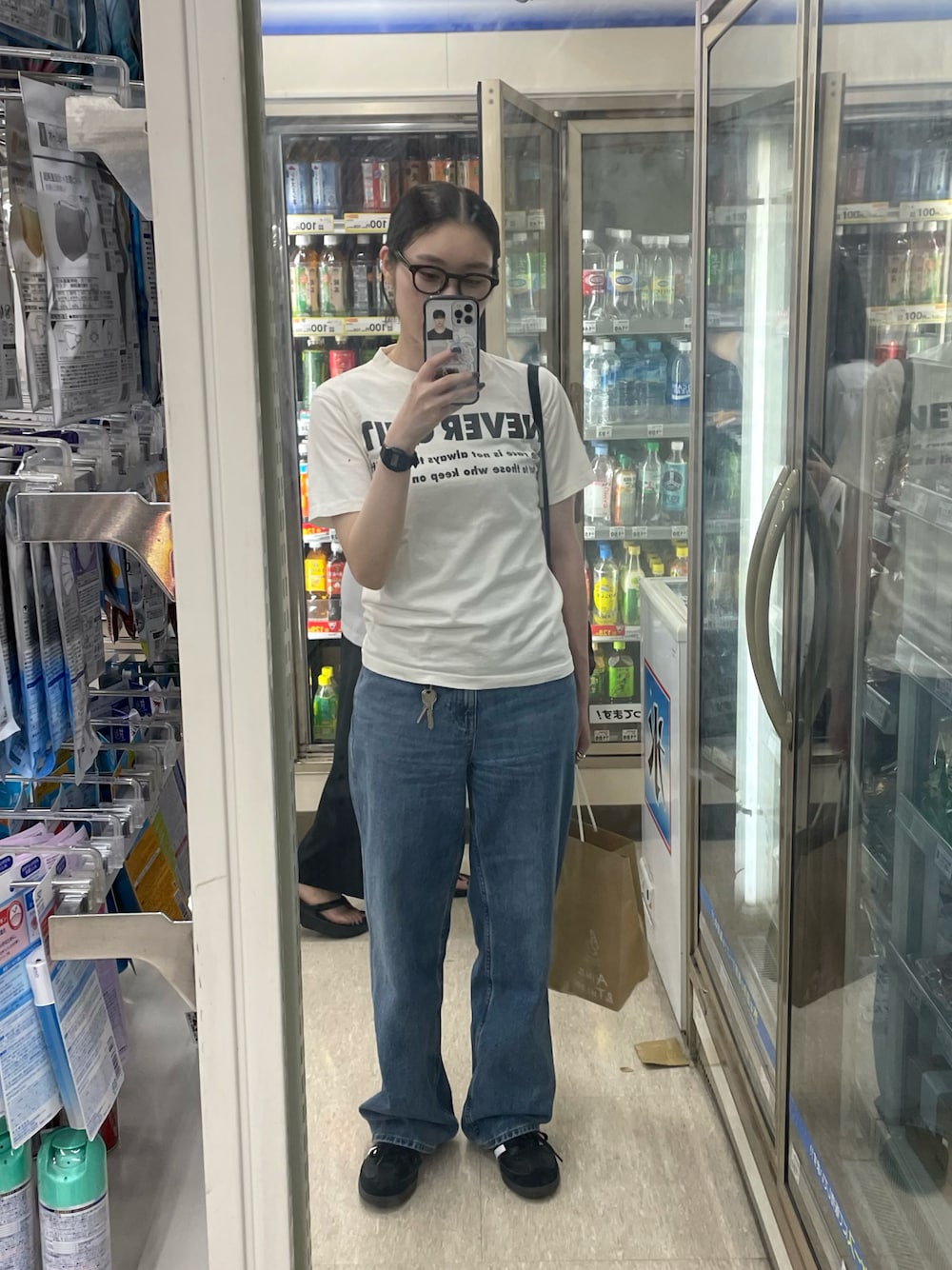 「夏コーデ、シンプルコーデ、楽チンコーデ、Tシャツ、ストリート、古着MIX、ジーンズ、プチプラ、UNIQLO、adidas、samba、シティーボーイ、シティガール、ナップサック」｜「UNIQLOのアイテム（デニムパンツ、ブルー系）」を使った、yuさん（レディース・158cm）の夏コーディネートの1枚目の写真