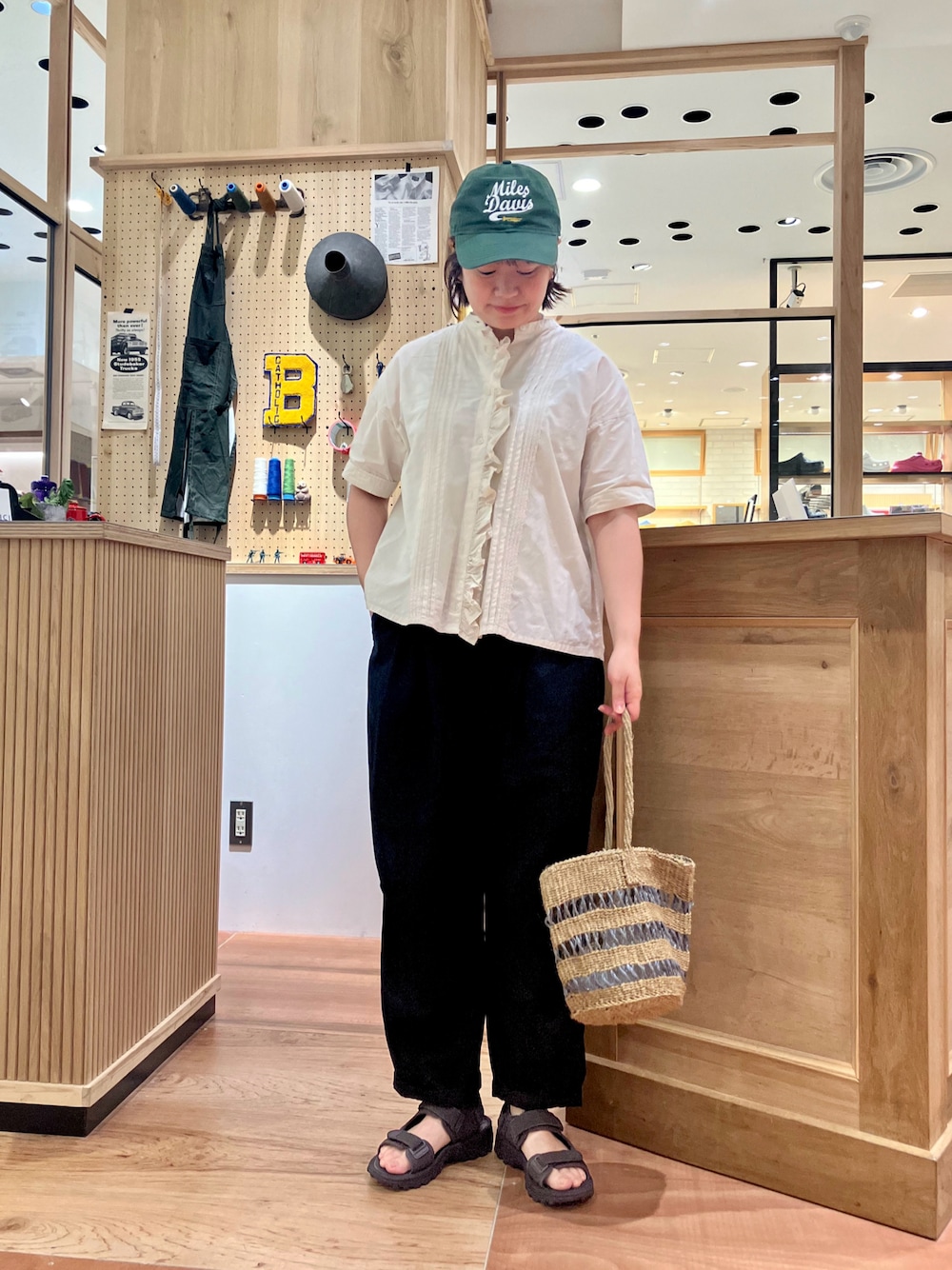 ホワイト系のシャツ/ブラウス、グレー系のかごバッグ、ブラック系のその他パンツを着用したレディースの夏コーディネートの1枚目の写真