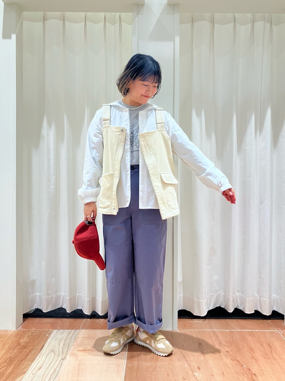 ホワイト系のシャツ/ブラウス、グレー系のTシャツ/カットソー、ホワイト系のベストを着用したレディースの冬コーディネートの1枚目の写真