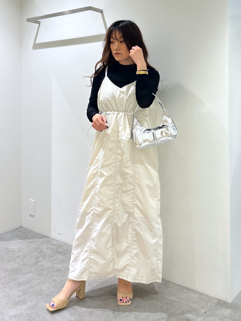 「フリーズマート(FREE'S MART)、155cm、大人カジュアル、春コーデ、キャミワンピ、キャミワンピース、配色ステッチ、ウエストドロスト、フロントスリット、シアートップス、シアーカットソー、シルバー、メタリックバック、サンダル、ヒール」｜「FREE'S MARTの◆レイヤードシアーカットソー（Tシャツ/カットソー、ブラック系）」を使った、MIZUKIさん（レディース・155cm）の春コーディネートの1枚目の写真