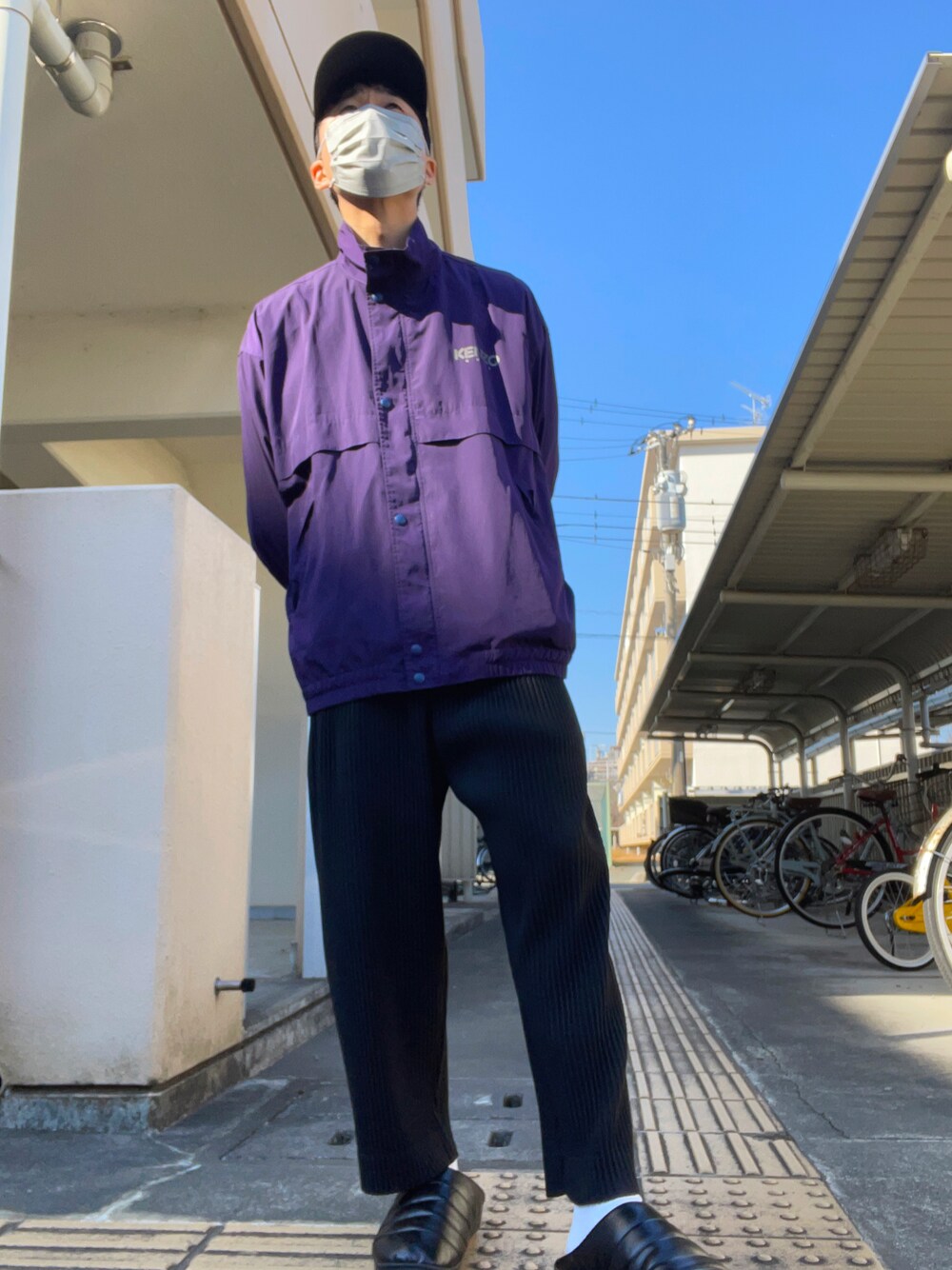 「古着MIX、休日スタイル、春、シンプルコーデ、スポーツミックス、キャップ、neonsign、ジャケット、KENZO、プリーツパンツ、ISSEY MIYAKE、SUBU」｜「KENZOのdudeさんで購入（ジャケット/アウター、パープル系）」を使った、24さん（メンズ・170cm）の春コーディネートの1枚目の写真