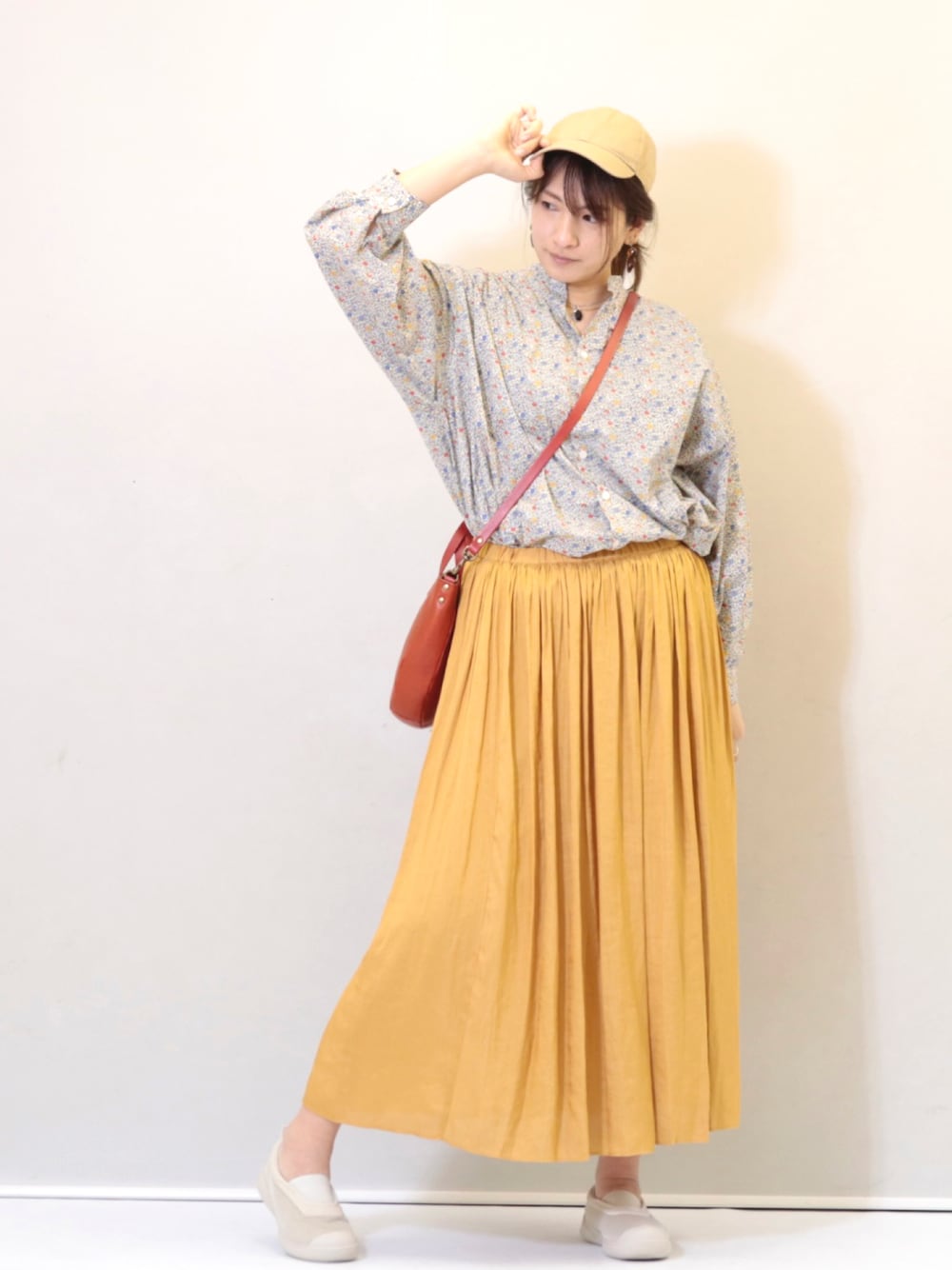 「リバティ、小花柄、春コーデ、ブラウス、プリーツスカート、サテン、お花見、黄色、黄色スカート、キャップ、スリッポン、ootd、きれいめカジュアル、ショルダーバッグ、ロングスカート」｜「DONEEYUのアイテム（スカート、イエロー系）」を使った、タカノンさん（レディース・172cm）の春コーディネートの1枚目の写真