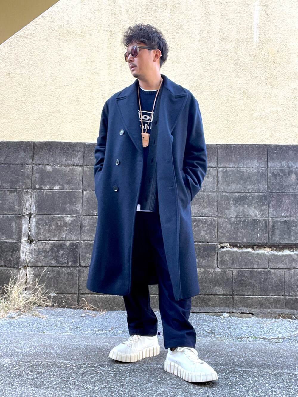 「ネイビー、コート、ポロラルフローレン、Polo Ralph Lauren」｜「POLO RALPH LAURENのアイテム（ニット/セーター、ブルー系）」を使った、Munehiro.Tさん（メンズ・170cm）の冬コーディネートの1枚目の写真