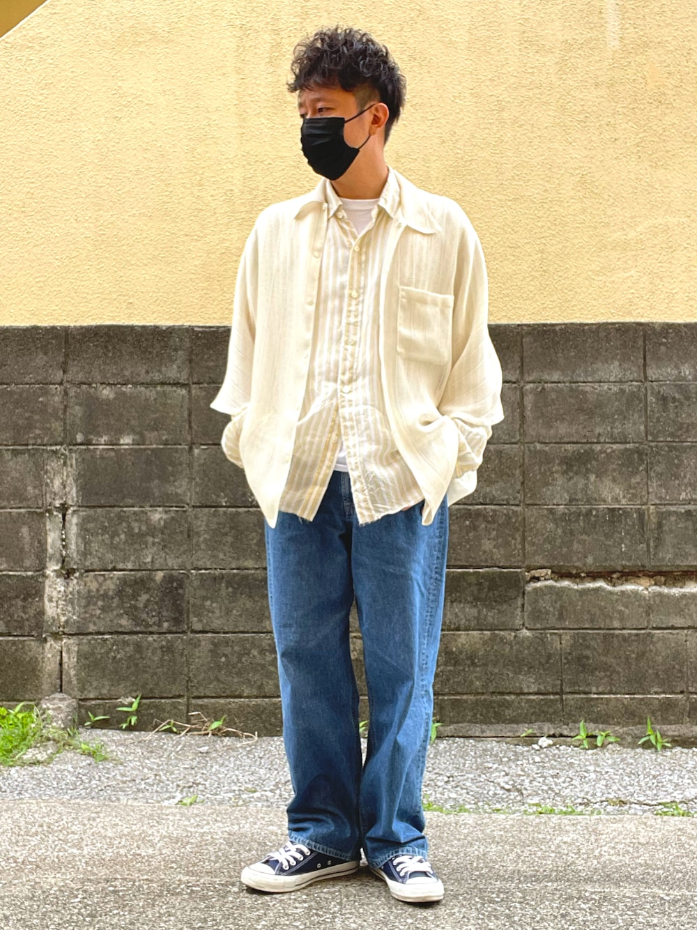 「透け編み、透け感、デニム、ワイドストレートデニム、MoMA」｜「MOMAのアイテム（ジャケット/アウター、ベージュ系）」を使った、Munehiro.Tさん（メンズ・170cm）の春コーディネートの1枚目の写真