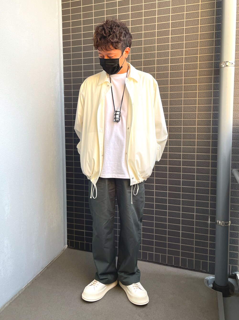 「コーチジャケット、ジルサンダー、JILSANDER」｜「JIL SANDERのアイテム（ブルゾン、ホワイト系）」を使った、Munehiro.Tさん（メンズ・170cm）の春コーディネートの1枚目の写真