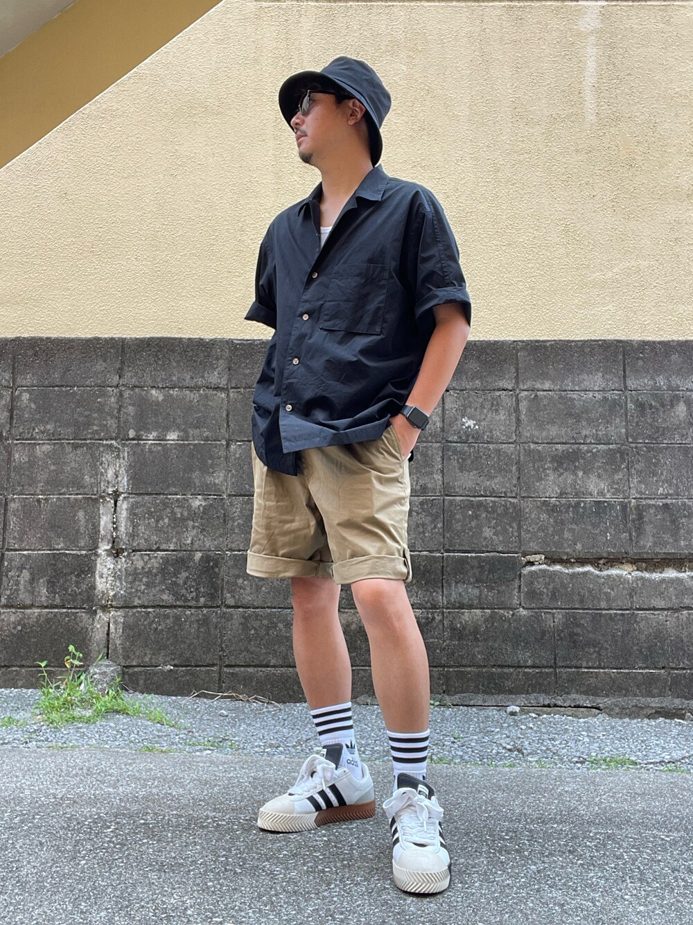 「夏コーデ、ショートパンツ、アディダス、ラインソックス」｜「UNIQLOのアイテム（シャツ/ブラウス、ブラック系）」を使った、Munehiro.Tさん（メンズ・170cm）の夏コーディネートの1枚目の写真
