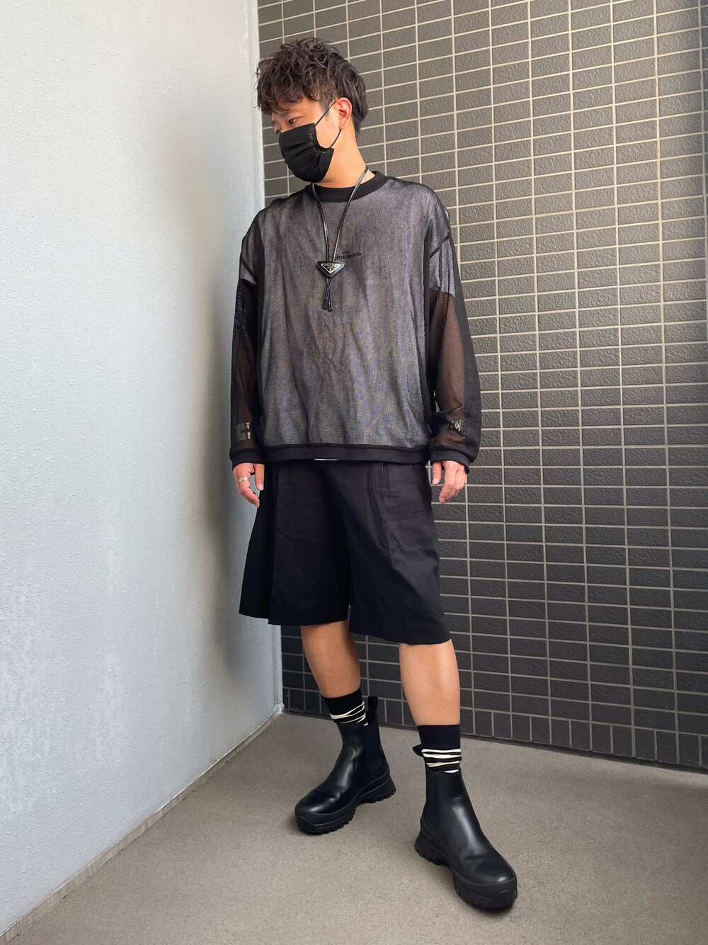 「オールブラック、ショートパンツ、vibram、プラダ」｜「markawareのアイテム（トップス、ブラック系）」を使った、Munehiro.Tさん（メンズ・170cm）の夏コーディネートの1枚目の写真