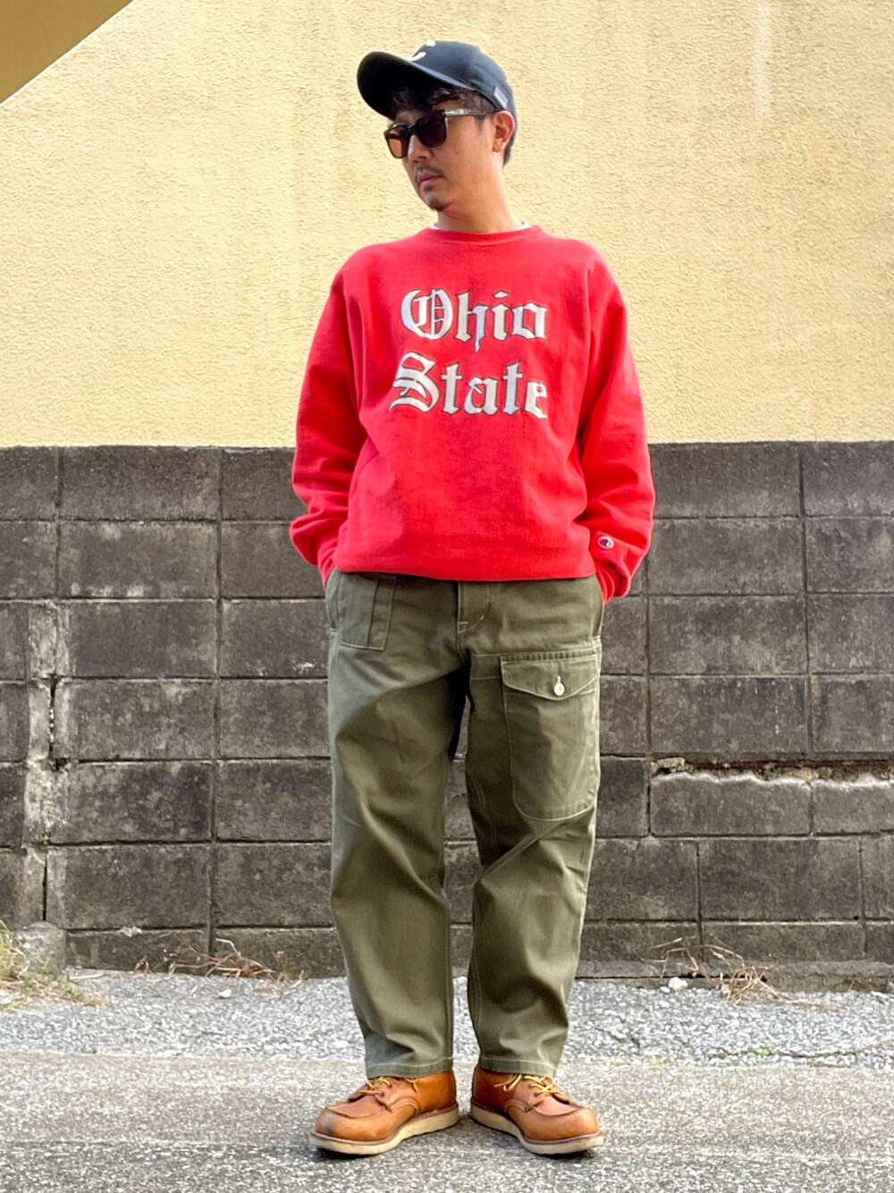 「ミリタリー、チャンピオン、カーゴパンツ、レッドウィング、リバースウィーブ、カレッジスウェット、ohaio」｜「Championのアイテム（スウェット、レッド系）」を使った、Munehiro.Tさん（メンズ・170cm）の秋コーディネートの1枚目の写真