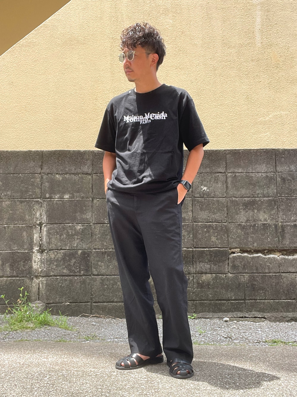 「オールブラック」｜「tommy cash  maison margielaのアイテム（Tシャツ/カットソー、ブラック系）」を使った、Munehiro.Tさん（メンズ・170cm）の夏コーディネートの1枚目の写真