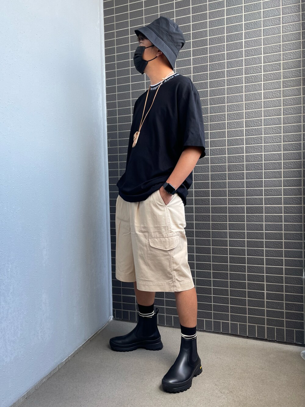 「チェルシーブーツ、vibram、ブーツ」｜「Acne Studiosのアイテム（Tシャツ/カットソー、ブラック系）」を使った、Munehiro.Tさん（メンズ・170cm）の夏コーディネートの1枚目の写真