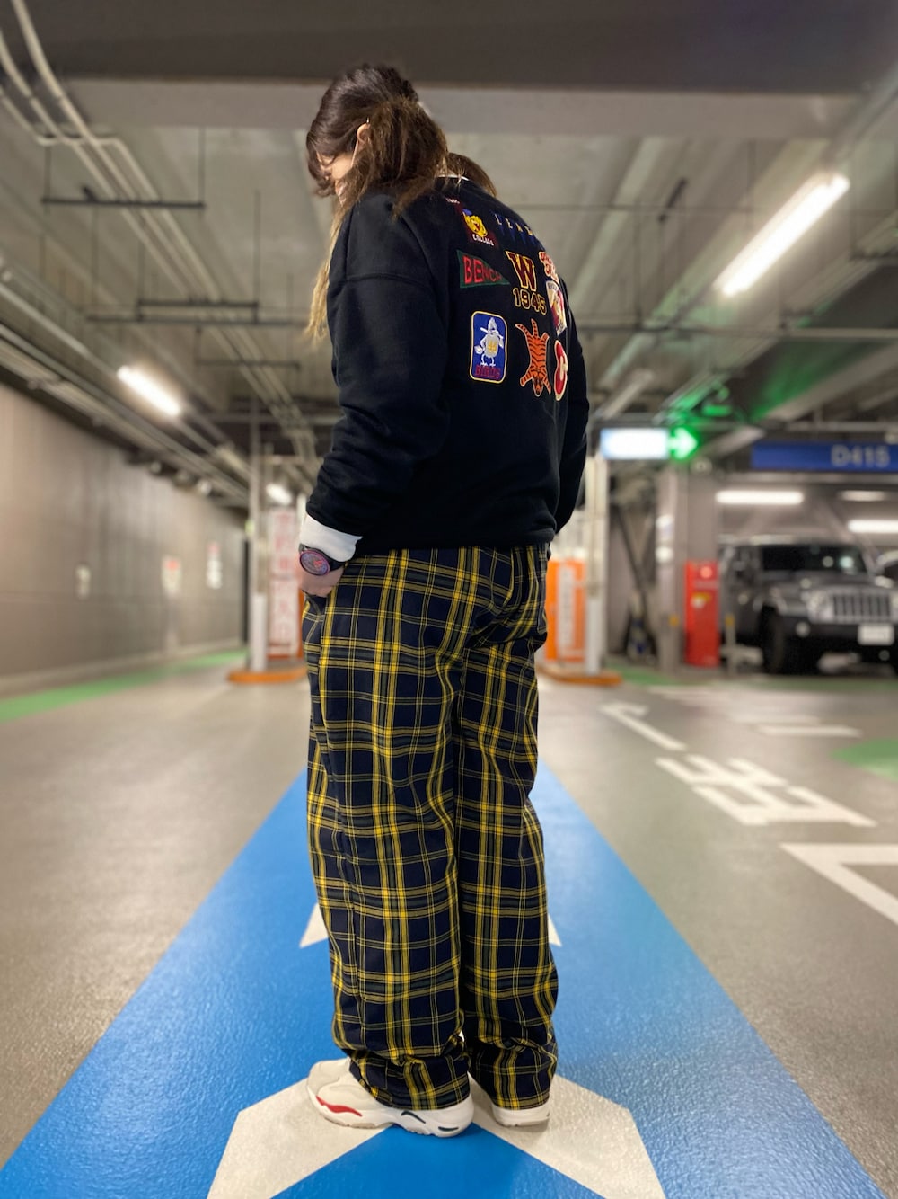 「休日スタイル、スニーカー、イエロー、FREAK’Ｓ STORE、shein、FILA、swatch、ワッペンいっぱい」｜「FREAK'S STOREのアイテム（スウェット、ブラック系）」を使った、♤ゆん♤さん（レディース・165cm）の冬コーディネートの1枚目の写真