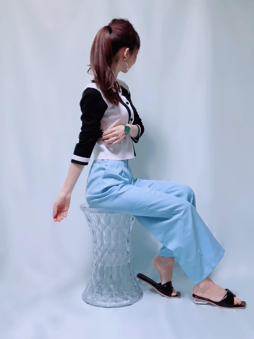 「GU、カラーパンツ、カラーパンツコーデ、カラーパンツ　ブルー、水色、水色パンツ、スラックス、春コーデ、休日スタイル、大人カジュアル、オトナ女子、プチプラ、高身長女子、バイカラー、カーディガン」｜「GUのアイテム（スラックス、ブルー系）」を使った、MIKAさん（レディース・163cm）の春コーディネートの1枚目の写真