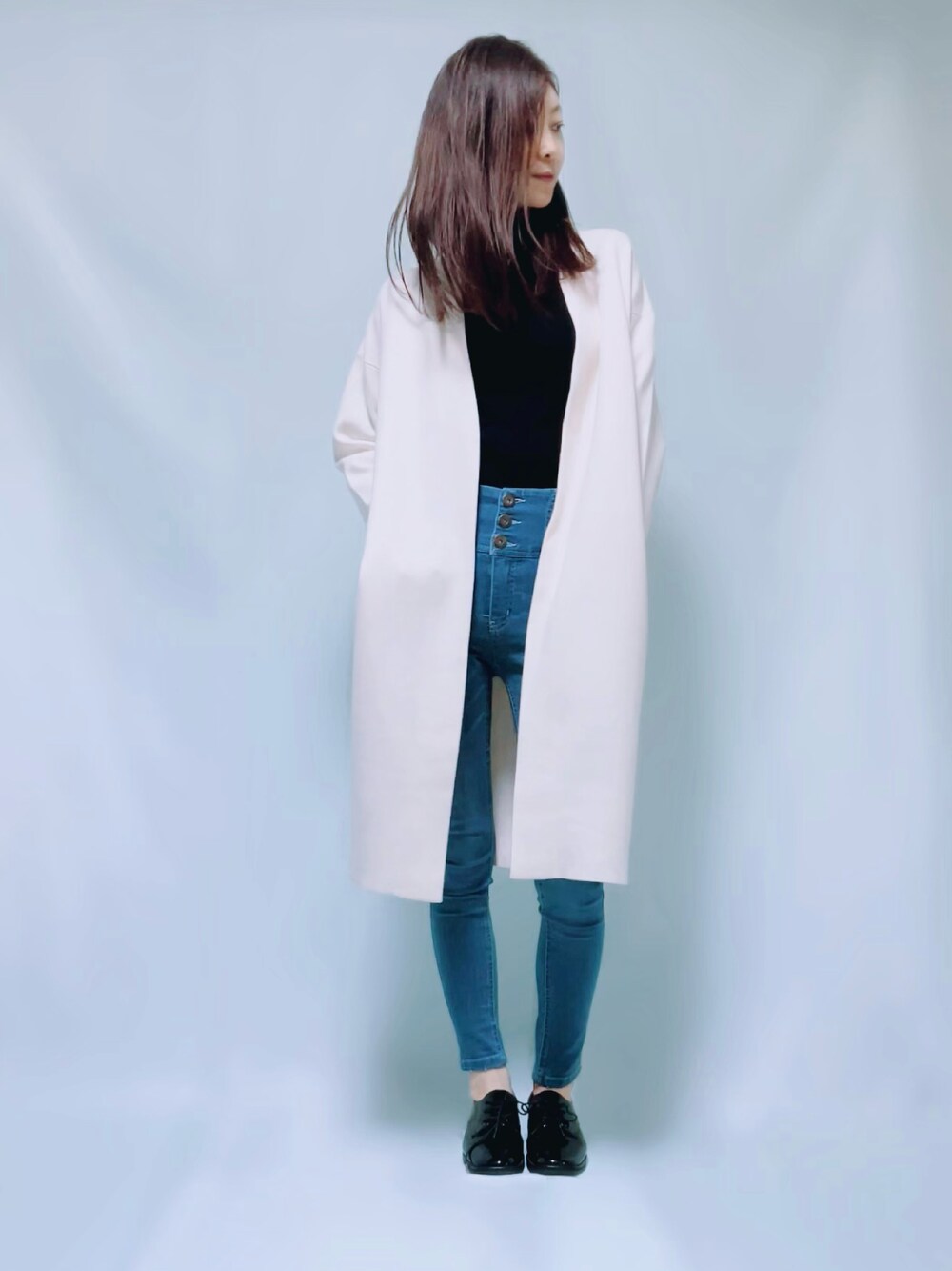 「スフレヤーンニット、ホワイトコート、UNIQLO、UNIQLOコーデ、ユニクロ、ユニクロコーデ、コートスタイル、シンプル、シンプルコーデ、春、大人カジュアル、きれいめカジュアル、春アウター、プチプラ、プチプラコーデ」｜「UNIQLOのアイテム（ノーカラーコート、ホワイト系）」を使った、MIKAさん（レディース・163cm）の冬コーディネートの1枚目の写真