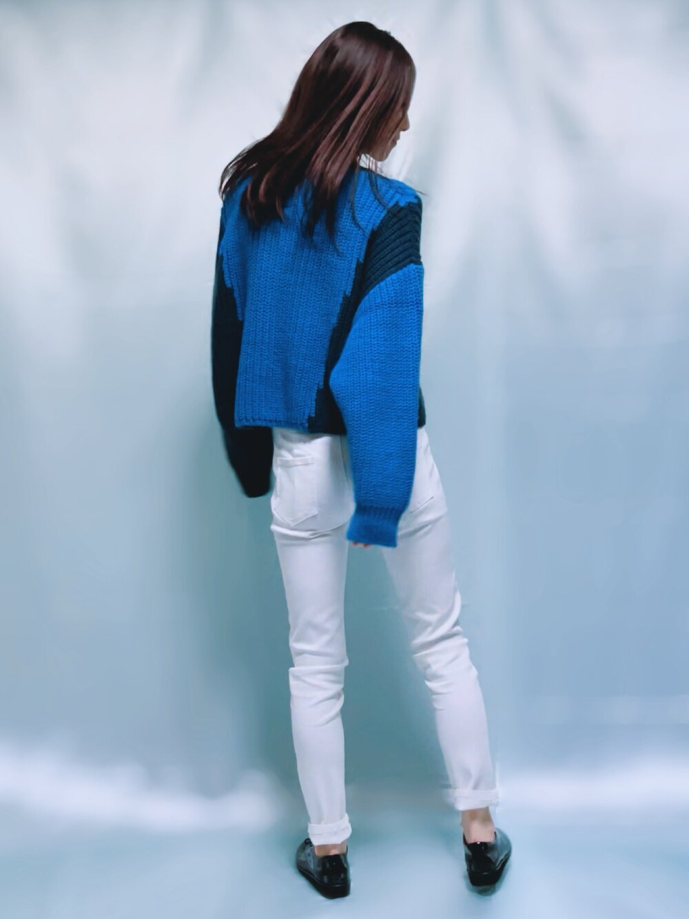 「ootd、ZARA、ZARAコーデ、ザラジョ、ブルー、ブルーコーデ、ブルーニット、カラーニット、バイカラー、カラーブロック、カラーコーデ、ニットコーデ、パンツコーデ、カジュアル、カジュアルコーデ」｜「ZARAのアイテム（ニット/セーター、ブルー系）」を使った、MIKAさん（レディース・163cm）の冬コーディネートの1枚目の写真