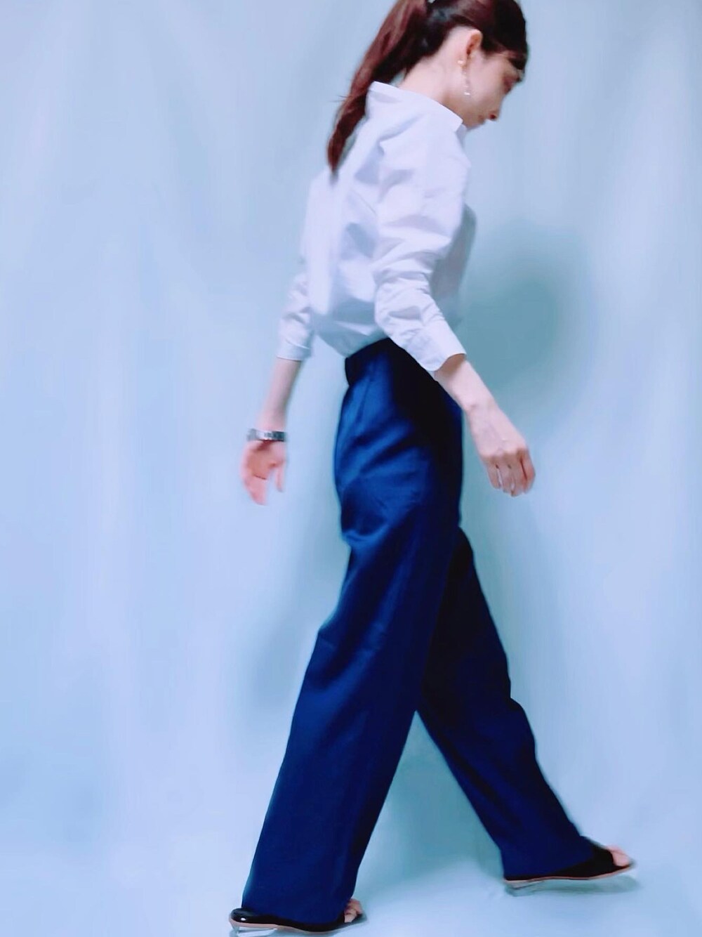 「シンプルコーデ、カラーパンツ、カラーパンツコーデ、カラーコーデ、ブルー、ブルーコーデ、ブルーパンツ、GU、GUコーデ、MUJI、無印良品、白シャツ、白シャツコーデ、オフィスカジュアル、オフィススタイル」｜「GUのアイテム（スラックス、ブルー系）」を使った、MIKAさん（レディース・163cm）の春コーディネートの1枚目の写真