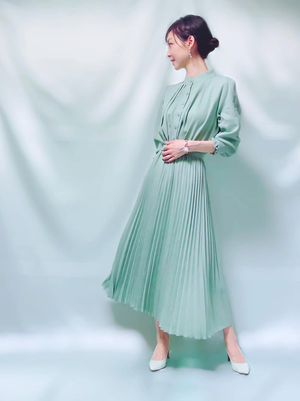 「春、春色、春コーデ、JUNOAH、DIANA、ミントカラー、ミントグリーン、ミントコーデ、ワンピース、Aラインワンピース、ワンピースコーデ、大人コーデ、キレイめコーデ、同系色コーデ、お呼ばれスタイル」｜「JUNOAHのパフスリーブウエストマークプリーツワンピース（ワンピース、グリーン系）」を使った、MIKAさん（レディース・163cm）の春コーディネートの1枚目の写真