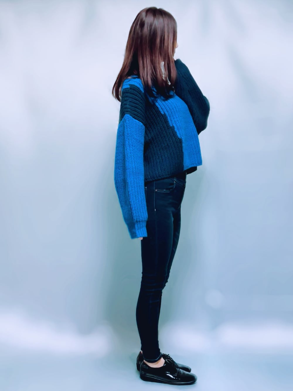 「ZARA、ZARAコーデ、ZARAニット、ブルーニット、ブルーコーデ、青コーデ、カジュアルコーデ、シンプルコーデ、大人カジュアル、スキニーデニム、スキニーパンツ、着回しコーデ、カラーコーデ、ニット、ローファー」｜「ZARAのアイテム（ニット/セーター、ブルー系）」を使った、MIKAさん（レディース・163cm）の冬コーディネートの1枚目の写真