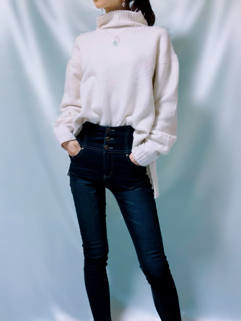「ootd、outfit、白ニット×デニム、ハイウエスト、ハイウエストデニム、ハイウエストパンツ、スキニーパンツ、スキニーデニム、デニムコーデ、デニムイン、ニットイン、カジュアルコーデ、オトナカジュアル、オトナ女子、私の推しブランド」｜「PAGEBOYのウールMIXサイドスリットプルオーバー（ニット/セーター、ホワイト系）」を使った、MIKAさん（レディース・163cm）の冬コーディネートの1枚目の写真