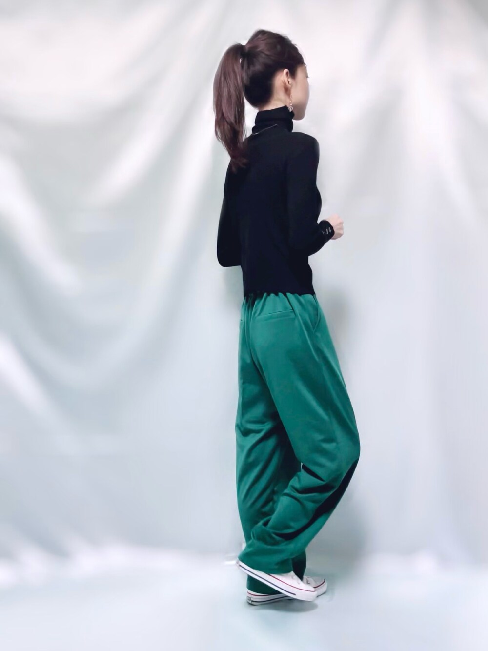 「ootd、トレンド、緑、グリーン、グリーンパンツ、グリーンコーデ、カラーコーデ、カラーパンツ、黒ニット、タートルネックニット、シンプル、休日スタイル、カジュアルコーデ、オトナカジュアル、ポニーテール」｜「CONVERSE ALL STARのCONVERSE/CANVAS ALL STAR HI（スニーカー、ホワイト系）」を使った、MIKAさん（レディース・163cm）の冬コーディネートの1枚目の写真