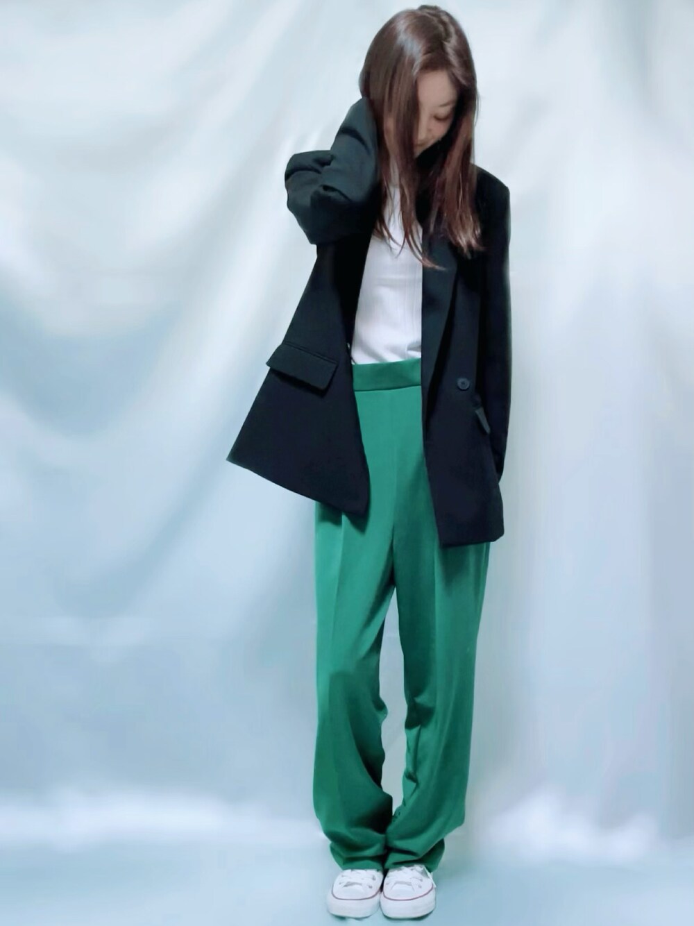 「グリーン、グリーンパンツ、グリーンコーデ、カラーパンツ、カラーパンツコーデ、緑パンツ、緑×黒、ジャケット、ZARA、ZARAコーデ、ジャケットスタイル、大人カジュアル、きれいめカジュアル、着回しコーデ、大人コーデ」｜「ZARAのアイテム（テーラードジャケット、ブラック系）」を使った、MIKAさん（レディース・163cm）の冬コーディネートの1枚目の写真