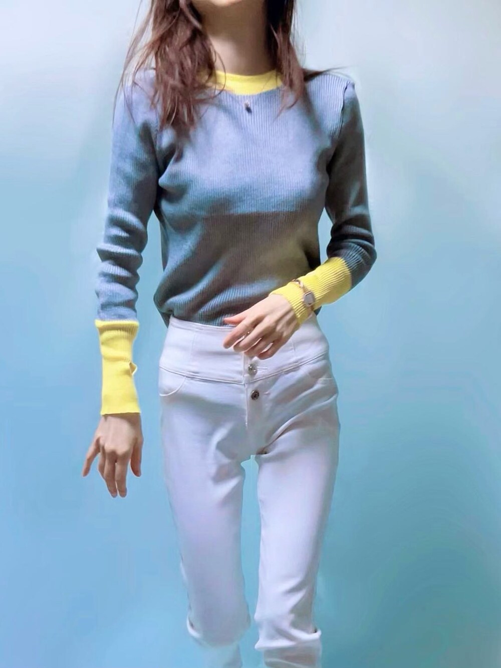 「カラーパレット、バイカラー、バイカラーニット、ootd、パンツスタイル、カジュアル、グレー×イエロー、春、春カラー、休日スタイル、オトナカジュアル、ニットコーデ、ホワイトパンツ、韓国ファッション、ラフ」｜「Achicのアイテム（ニット/セーター、グレー系）」を使った、MIKAさん（レディース・163cm）の冬コーディネートの1枚目の写真