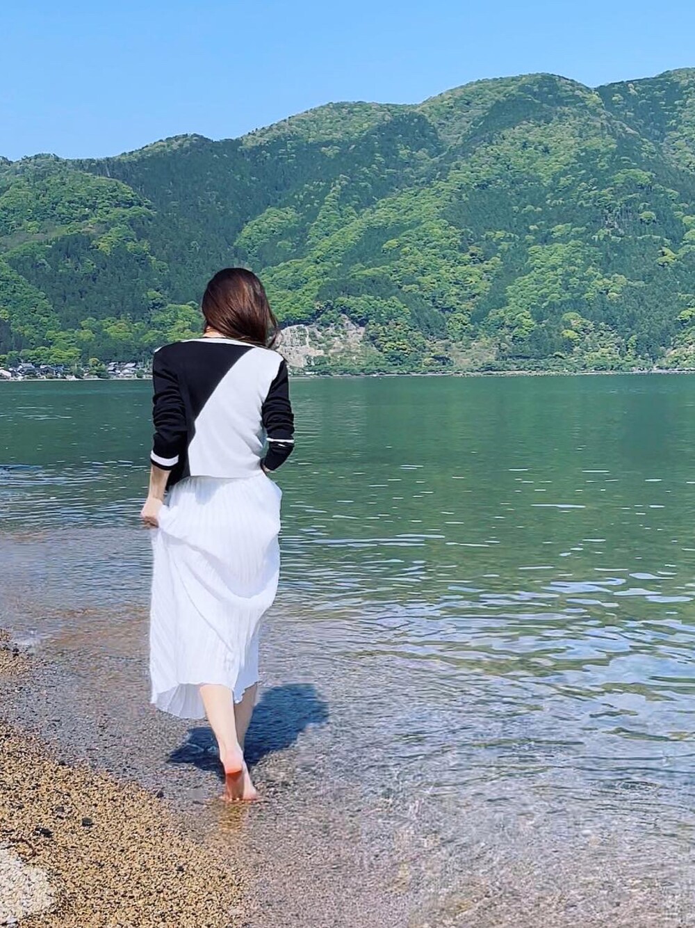 「滋賀県、琵琶湖、休日スタイル、プリーツスカート、ロングスカート、シンプルコーデ、ホワイトコーデ、白黒コーデ、春コーデ、バイカラー、バイカラーニット、カーディガン、大人カジュアル、オトナカワイイ、プチプラ」｜「JS Fashionのアイテム（カーディガン/ボレロ、ホワイト系）」を使った、MIKAさん（レディース・163cm）の春コーディネートの1枚目の写真