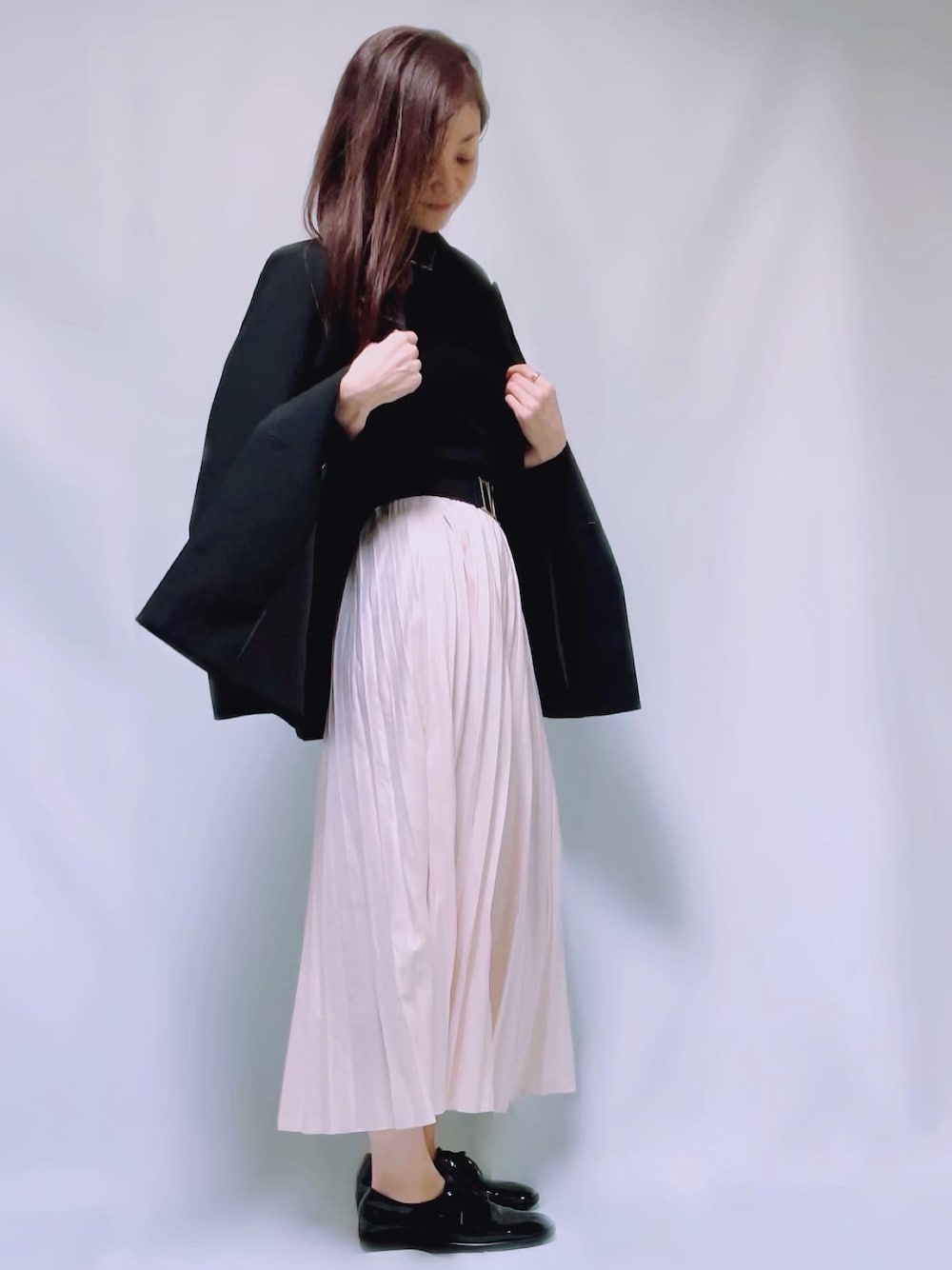 「ootd、プリーツスカート、レザープリーツスカート、ZARA、オーバーサイズ、黒ジャケット、ジャケットコーデ、ジャケットスタイル、スカートスタイル、春コーデ、大人カジュアル、タートルネック、ローファー」｜「ZARAのアイテム（テーラードジャケット、ブラック系）」を使った、MIKAさん（レディース・163cm）の冬コーディネートの1枚目の写真