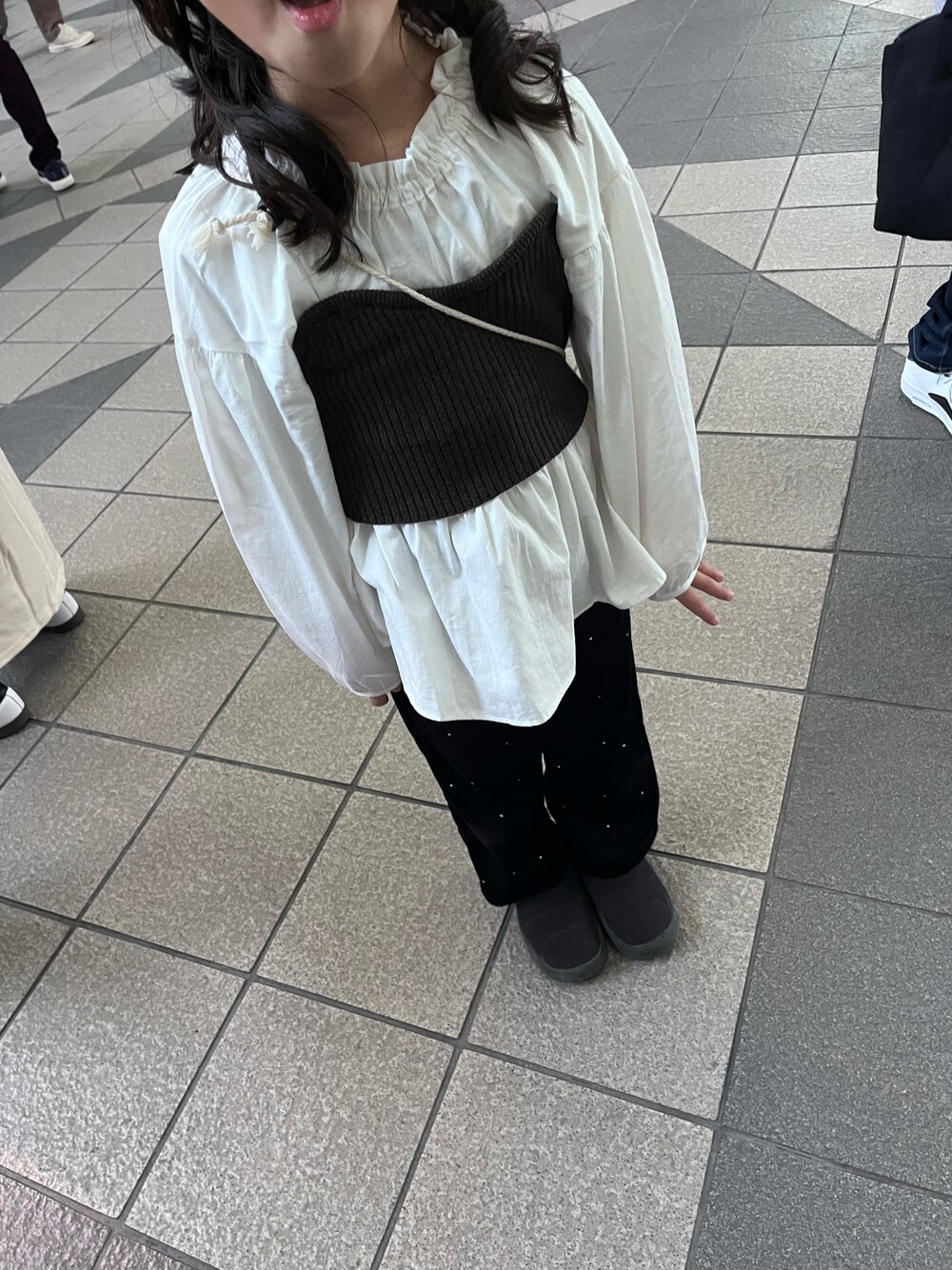 ホワイト系のシャツ/ブラウス、ブラック系のその他パンツ、ブラック系のスニーカーを着用したキッズの冬コーディネートの1枚目の写真