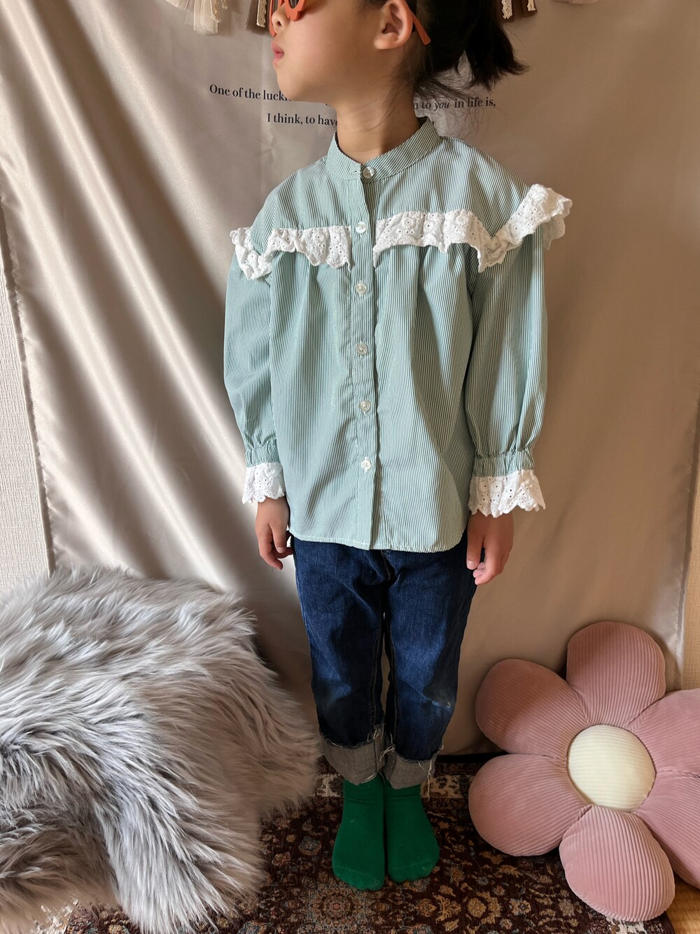 グリーン系のシャツ/ブラウス、ブルー系のデニムパンツを着用したキッズの春コーディネートの1枚目の写真