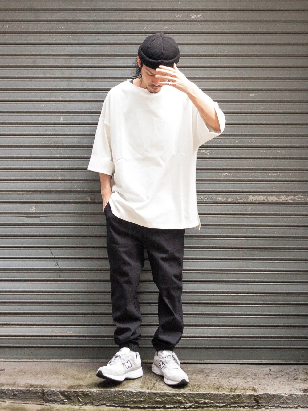 ホワイト系のTシャツ/カットソー、ブラック系のその他パンツ、パープル系のステッカー/テープを着用したメンズの春コーディネートの1枚目の写真