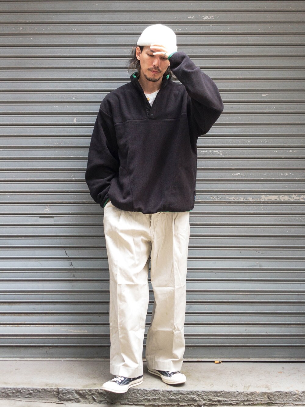 「秋ルック紹介するよ、秋のコーデ、シンプルコーデ、ストリート、大人カジュアル、大人コーデ、ワイドパンツ、ミリタリー、秋冬コーデ、メンズコーデ、アメカジ」｜「DISCUS ATHLETICの【DISCUS ATHLETIC/ディスカス アスレチック】別注スナップフリースプルオーバー（スウェット、ブラック系）」を使った、Hayatoさん（メンズ・173cm）の秋コーディネートの1枚目の写真