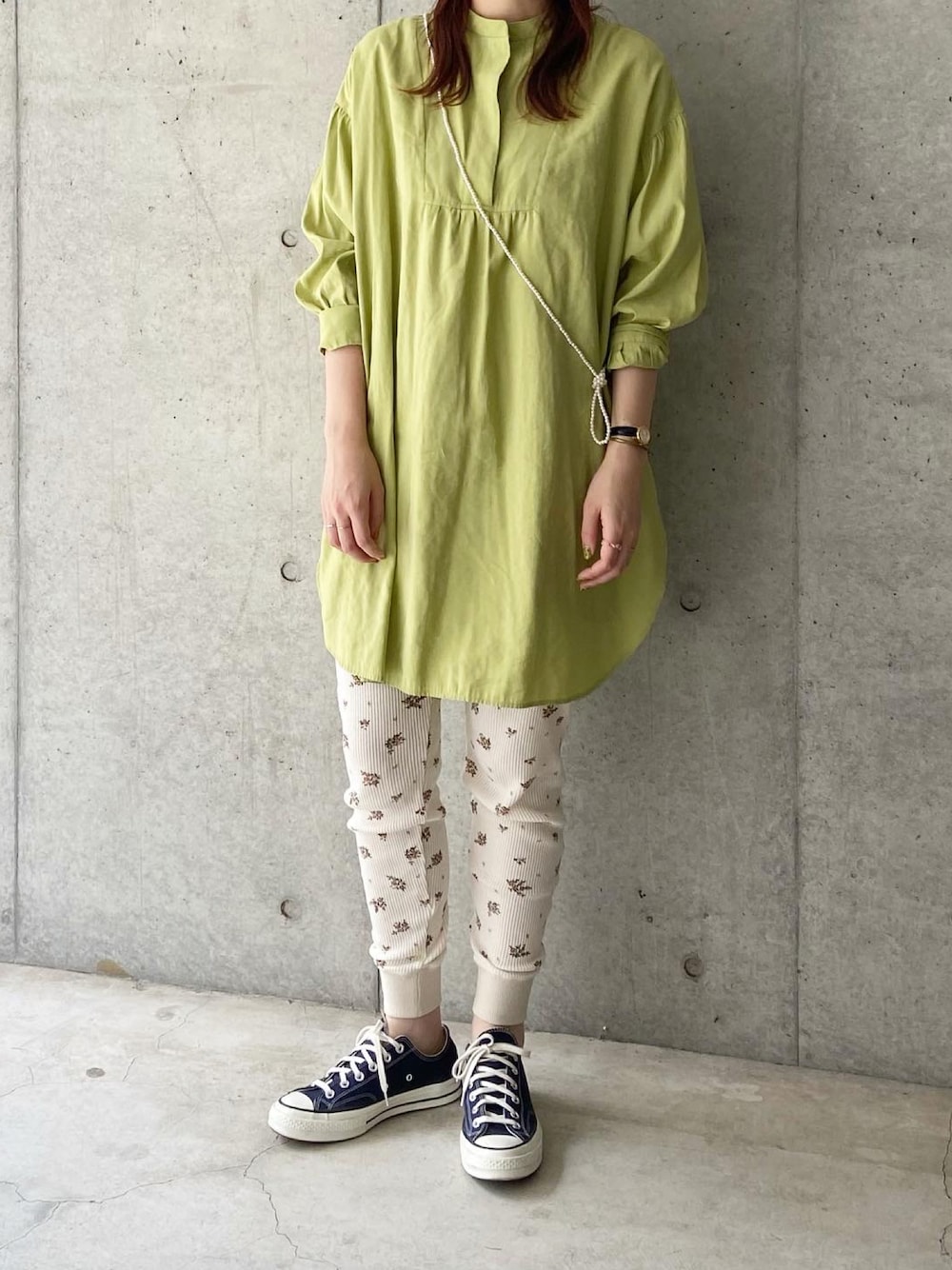 「休日コーデ、秋のコーデ、秋トレンド2021、プチプラ、おしゃれさんと繋がりたい、秋服準備はじめました、高身長女子、ootd、コンバース、レギンス、パールネックレス、カジュアルコーデ、ラクチンコーデ、ラフコーデ、ゆるコーデ」｜「KBFのスタンドネックチュニック（チュニック、グリーン系）」を使った、narumiさん（レディース・168cm）の秋コーディネートの1枚目の写真
