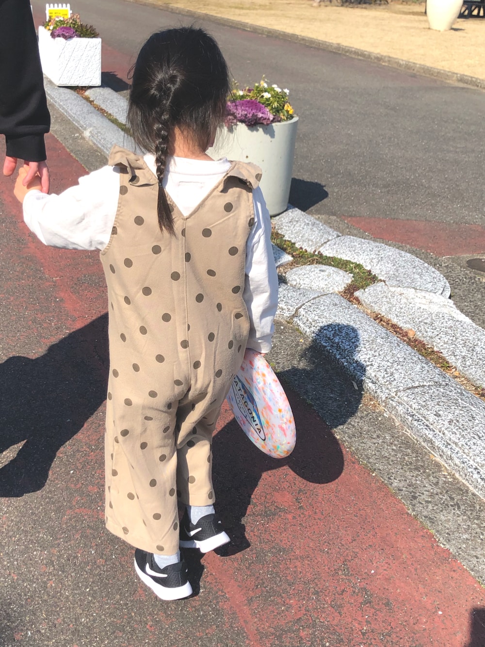「休日スタイル、キッズコーデ、春コーデ、4歳、キッズファッション、サロペット」｜「CIAOPANIC TYPYのテールヘムライン ビッグTee（Tシャツ/カットソー、グレー系）」を使った、keikeiさん（キッズ・110cm）の冬コーディネートの1枚目の写真