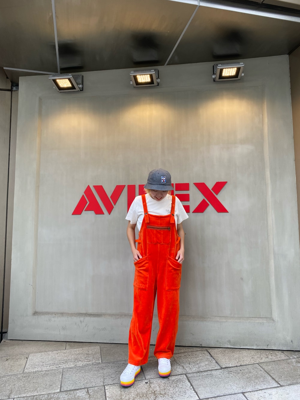 「AVIREX、AVIREXBelle、サロペット、お出かけコーデ、休日スタイル、楽チンコーデ、初秋コーデ、オレンジ、Tシャツ、厚底シューズ」｜「AVIREXのWAPPEN METRO HAT / ワッペン メトロ ハット / AVIREX / アヴィレックス（ハット、グレー系）」を使った、HYOGOさん（レディース・155cm）の夏コーディネートの1枚目の写真