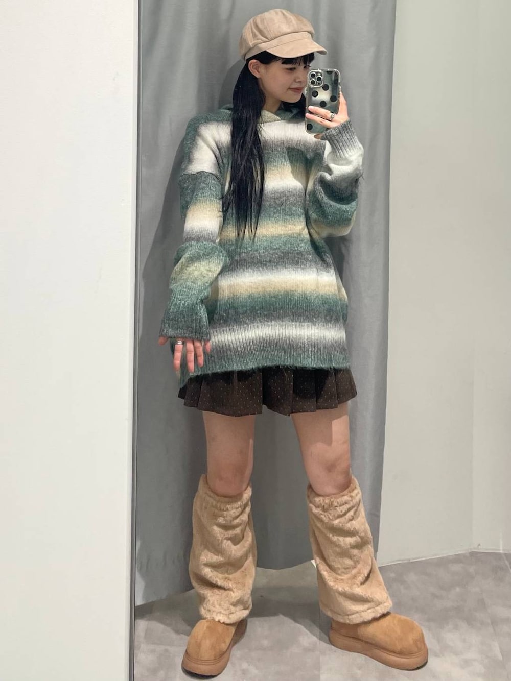 イエロー系のシューズ小物/雑貨、イエロー系のブーツ、グリーン系のパーカーを着用したレディースの秋コーディネートの1枚目の写真