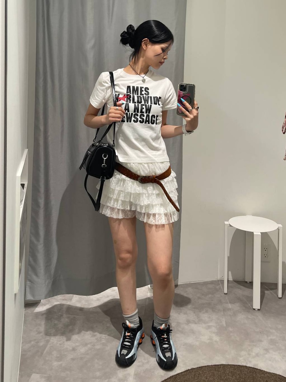 ホワイト系のその他パンツ、ホワイト系のTシャツ/カットソー、ブラック系のハンドバッグを着用したレディースの夏コーディネートの1枚目の写真
