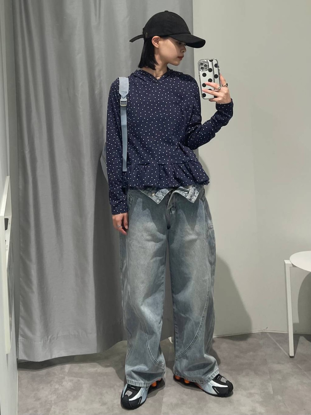 「韓国系、女子会、STAFF_STYLE_ALAND、女子ウケ、個性派、メンズライク、ALAND、着痩せ・細見え、女子旅、韓国ファッション、パーカー、デニムパンツ、リュック・バッグ」｜「ALANDの【UNISEX】ALAND／ＡロゴコーデュロイCAP（キャップ、ブラック系）」を使った、ɐʞnɹɐɥさん（レディース・165cm）の夏コーディネートの1枚目の写真
