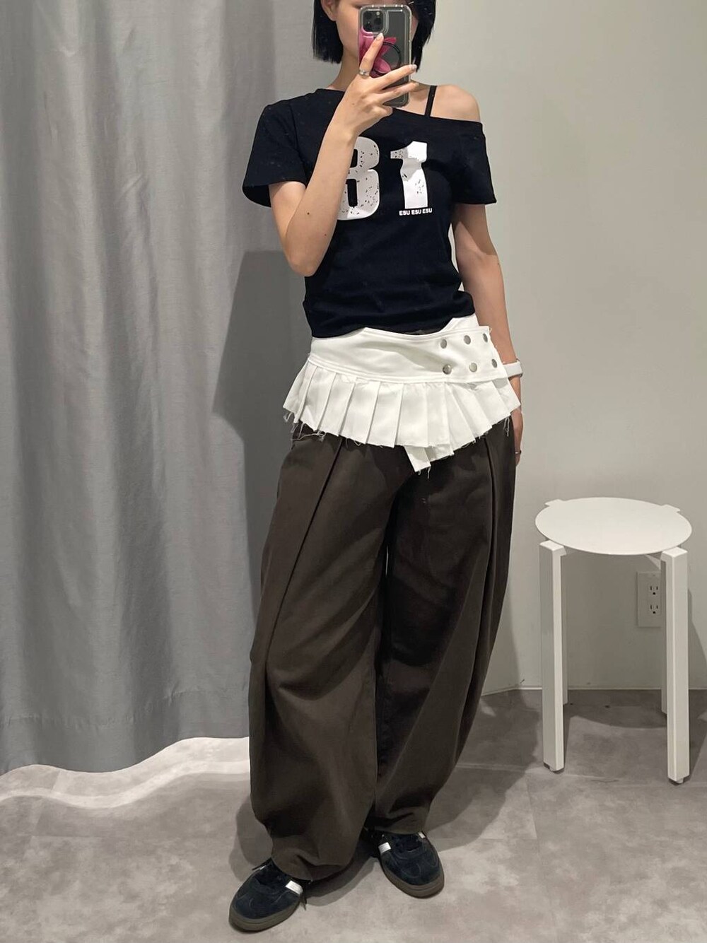 ブラック系のTシャツ/カットソー、グレー系のカーゴパンツ、ホワイト系のベルトを着用したレディースの夏コーディネートの1枚目の写真