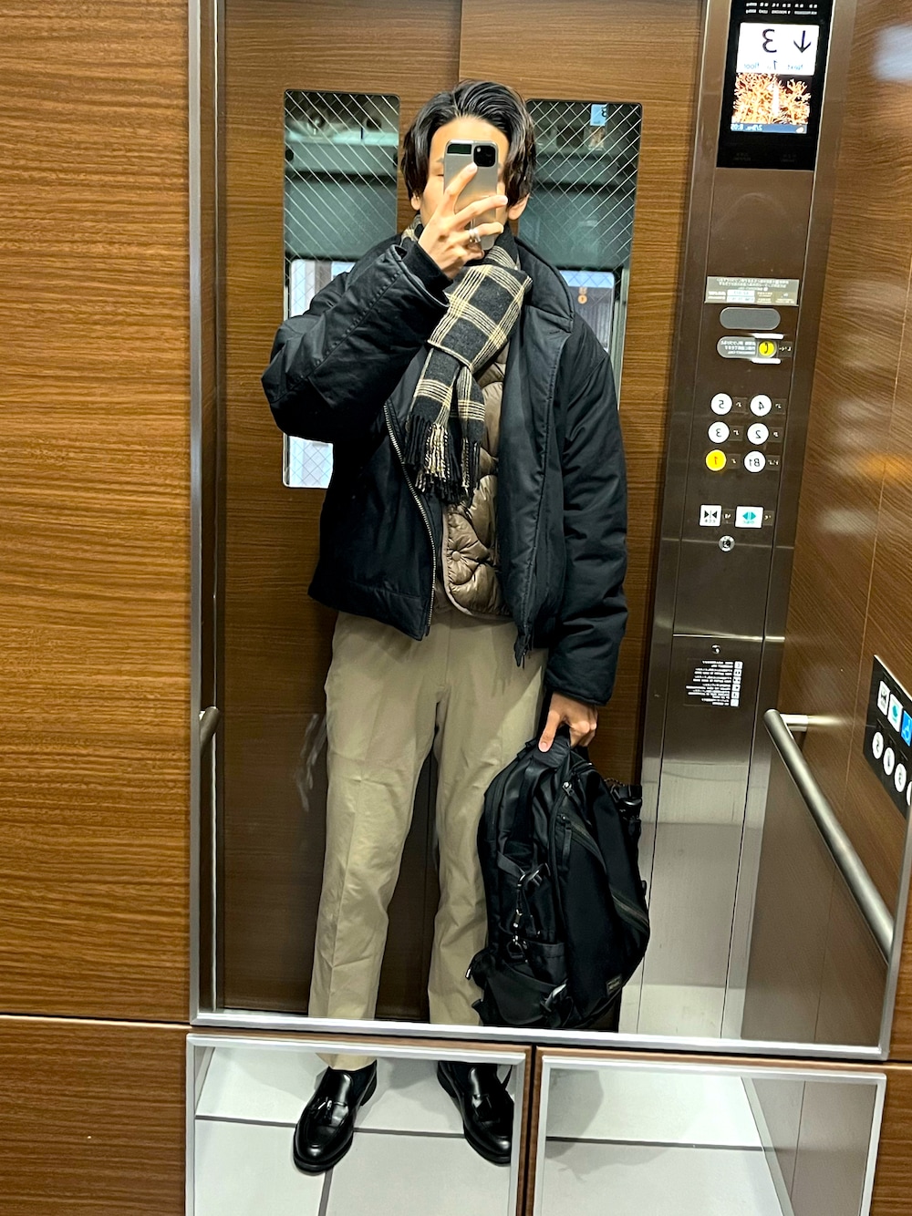 「オフィスカジュアル」｜「UNIQLOのアイテム（スーツパンツ、ベージュ系）」を使った、もんぎ たっくとさん（メンズ・177cm）の冬コーディネートの1枚目の写真