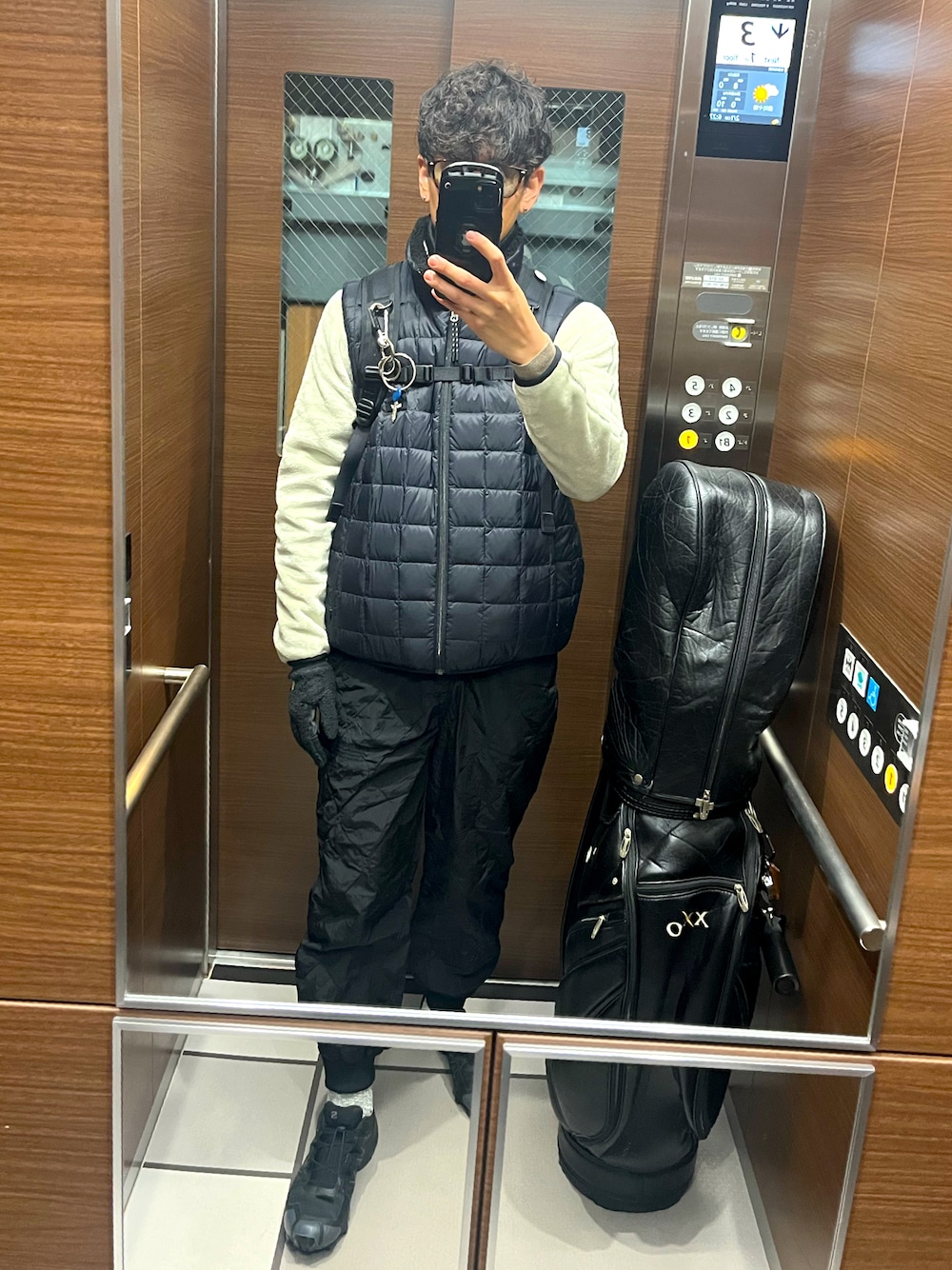「ゴルフ」｜「Pacific GOLF CLUBのTaion×PGC “DOWN × BOA” REVERSIBLE VEST（ダウンベスト、ブラック系）」を使った、もんぎ たっくとさん（メンズ・177cm）の冬コーディネートの1枚目の写真