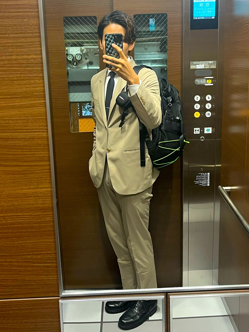 「スーツスタイル」｜「UNIQLOの感動ジャケット（コットンライク・袖丈着丈標準）（その他アウター、ベージュ系）」を使った、もんぎ たっくとさん（メンズ・177cm）の秋コーディネートの1枚目の写真