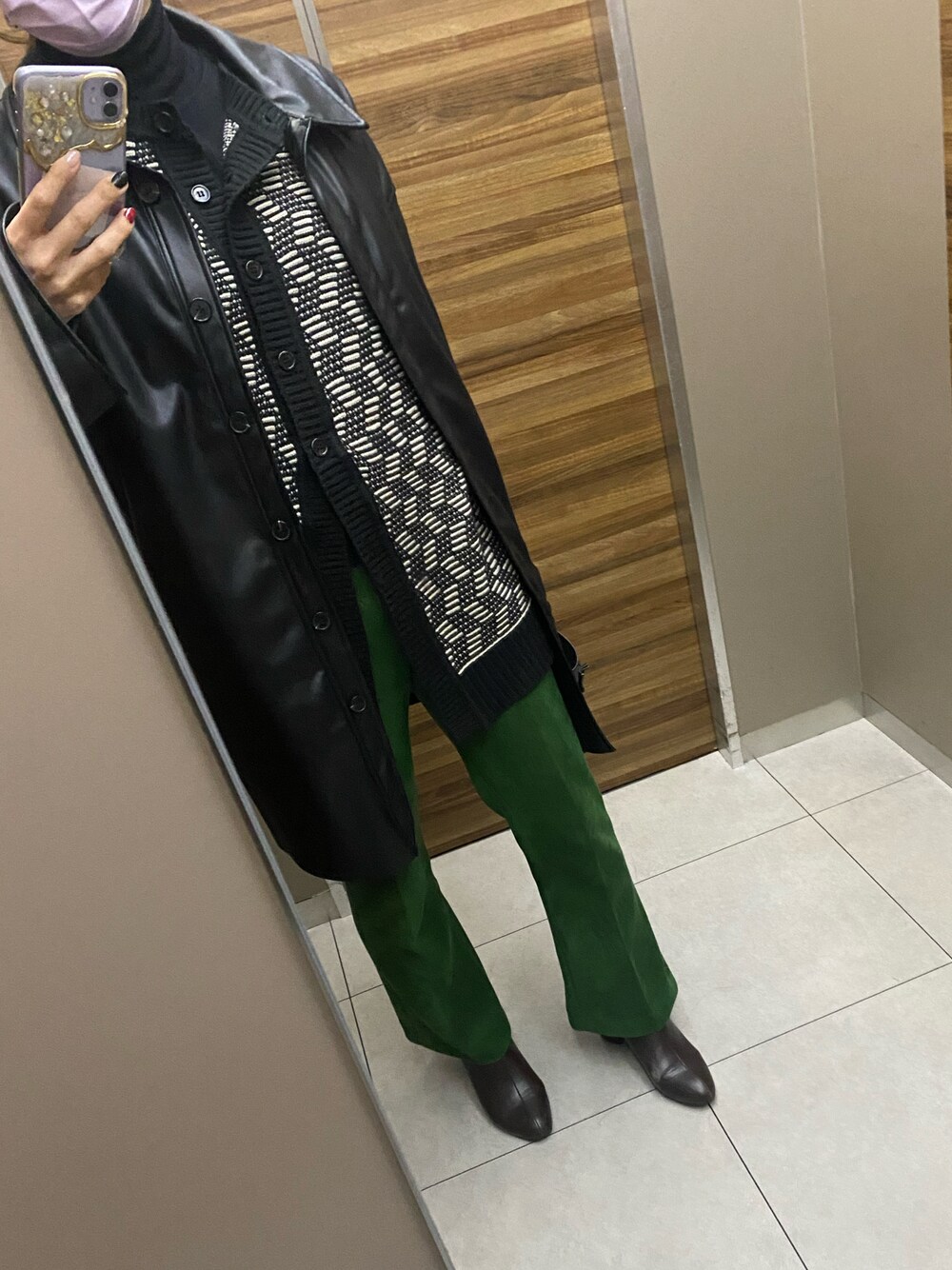 「LOWRYS FARMの２ＷＡＹＢＩＧＪＱＤベスト　214935（ベスト、ブラック系）」を使った、Harunaさん（レディース・161cm）の冬コーディネートの1枚目の写真