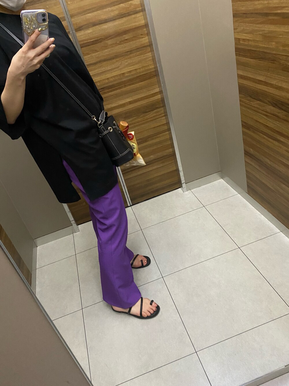 「AS KNOW AS PINKYの袖にロゴ!カラバリＴシャツ（Tシャツ/カットソー、ブラック系）」を使った、Harunaさん（レディース・161cm）の夏コーディネートの1枚目の写真