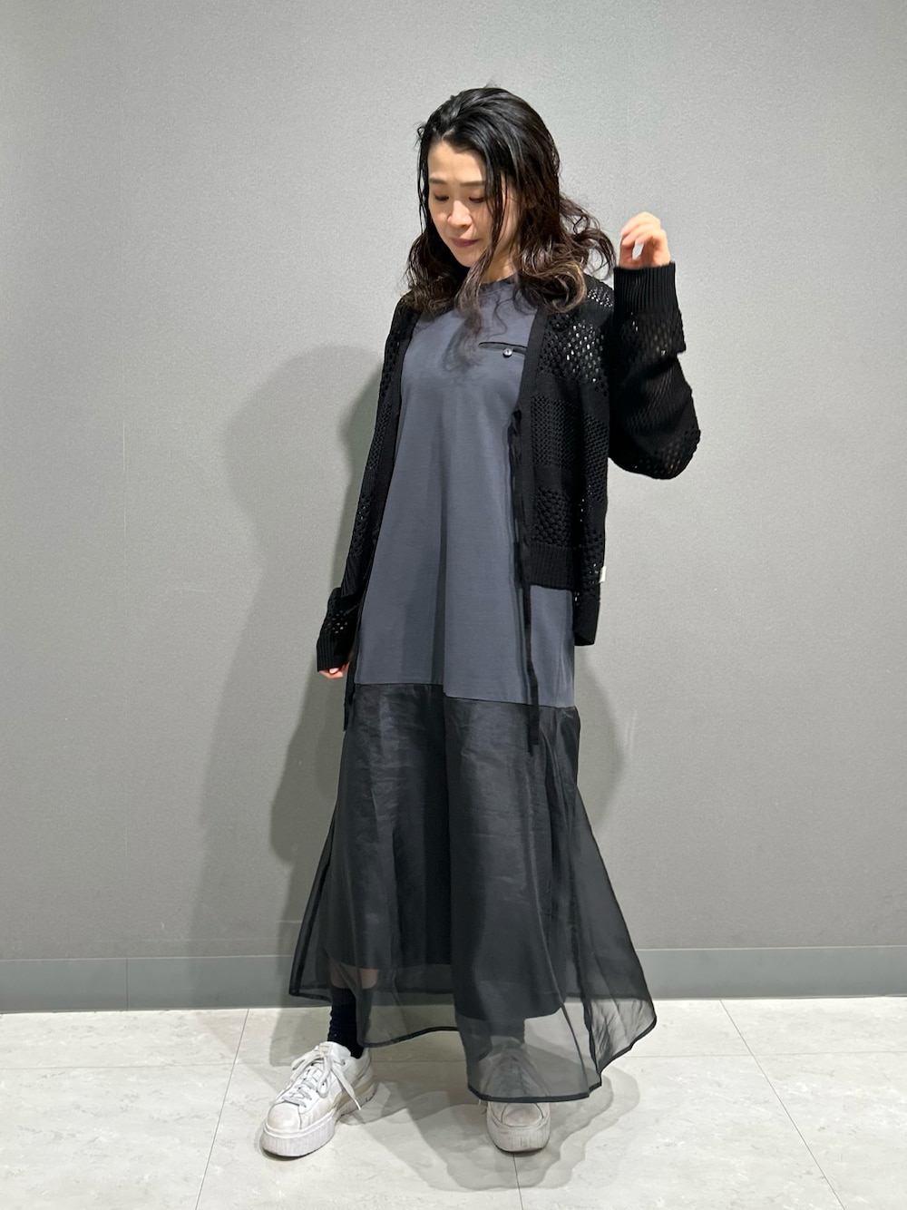 「カーディガン、ワンピース、ワントーンコーデ、ブラックコーデ、AVIREX、ootd、サマーニット、ノースリーブ、outfit、AVIREXBelle」｜「AVIREXの《直営店限定》MACRAME RIBBON KNIT CARDIGAN/マクラメリボンニットカーディガン（カーディガン/ボレロ、ブラック系）」を使った、Yasさん（レディース・156cm）の春コーディネートの1枚目の写真
