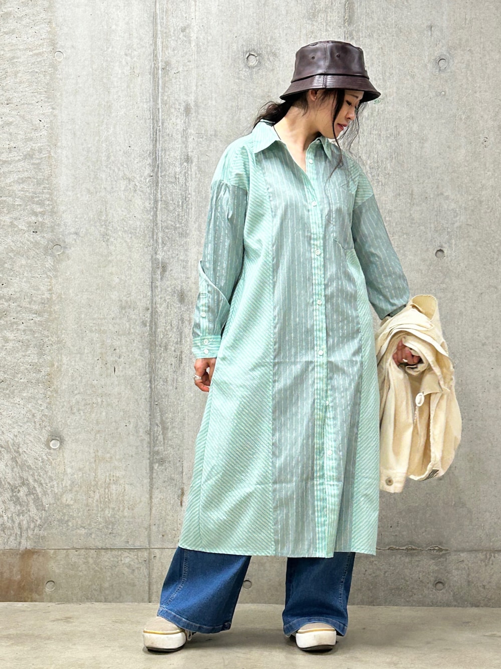 「AVIREX、シャツワンピース、休日スタイル、パンツスタイル、ootd、シンプルコーデ、outfit、お洒落さんとつながりたい、オトナカワイイ、AVIREXBelle」｜「AVIREXの【直営店限定】フェイクレザー バケットハット/ FAKE LEATHER BUCKET HAT（ハット、ブラウン系）」を使った、Yasさん（レディース・156cm）の春コーディネートの1枚目の写真