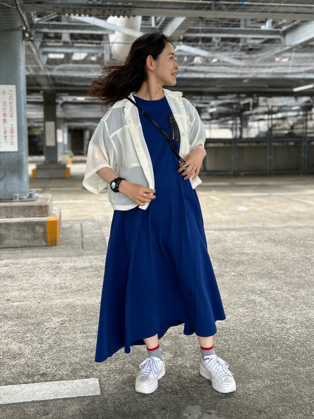 「AVIREX、大人コーデ、リラックススタイル、ootd、ワンピーススタイル、夏服、outfit、大人かわいい、大人カジュアルコーデ、AVIREXBelle」｜「AVIREXのDENIM POCKET FLARE ONEPICE/デニム ポケット フレア ワンピース（ワンピース、ブルー系）」を使った、Yasさん（レディース・156cm）の春コーディネートの1枚目の写真