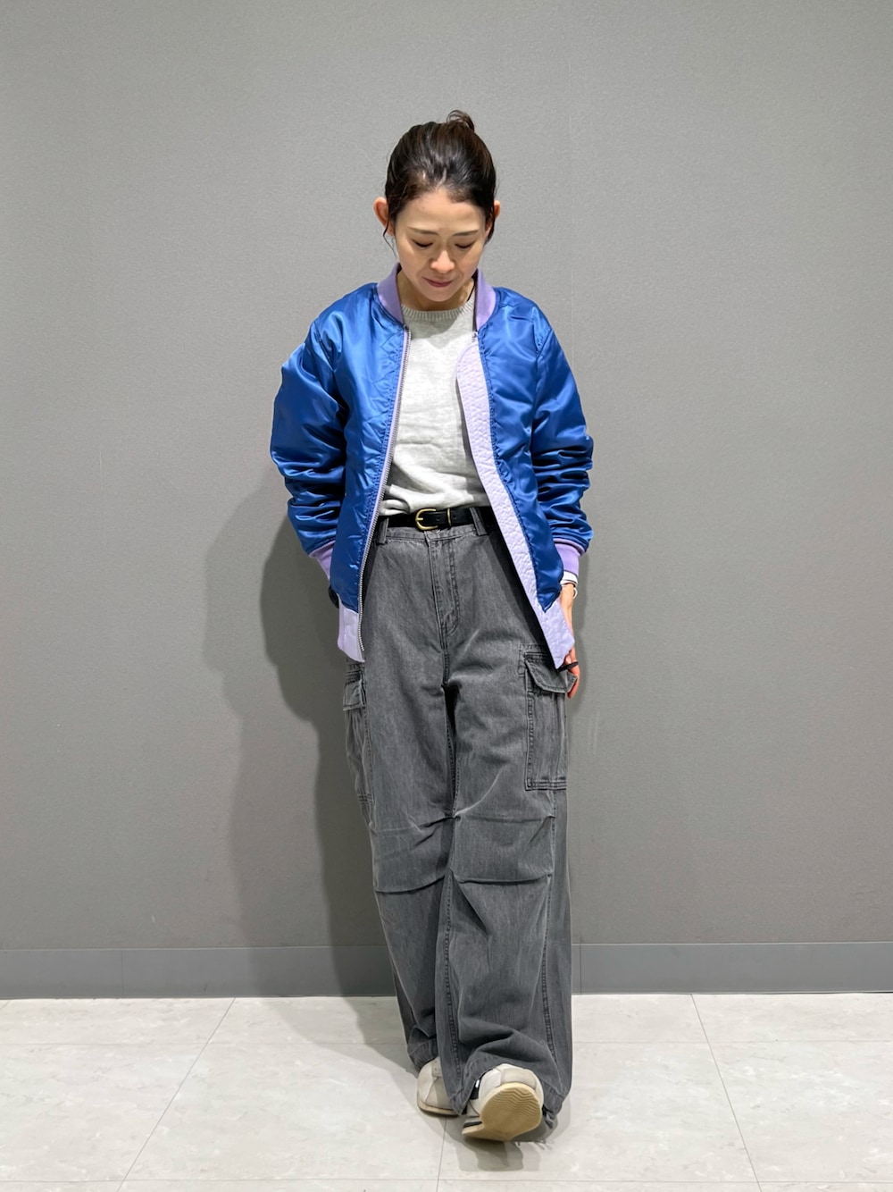 「デニム、ブルー、MA-1、AVIREX、カーゴパンツ、ラベンダー、ootd、outfit、秋服コーデ、AVIREXBelle」｜「AVIREXのSIGNATURE LOGO MA-1/シグネチャーロゴMA-1（MA-1、パープル系）」を使った、Yasさん（レディース・156cm）の秋コーディネートの1枚目の写真